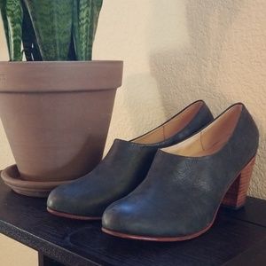 Nisolo Austin Heels in Smoke